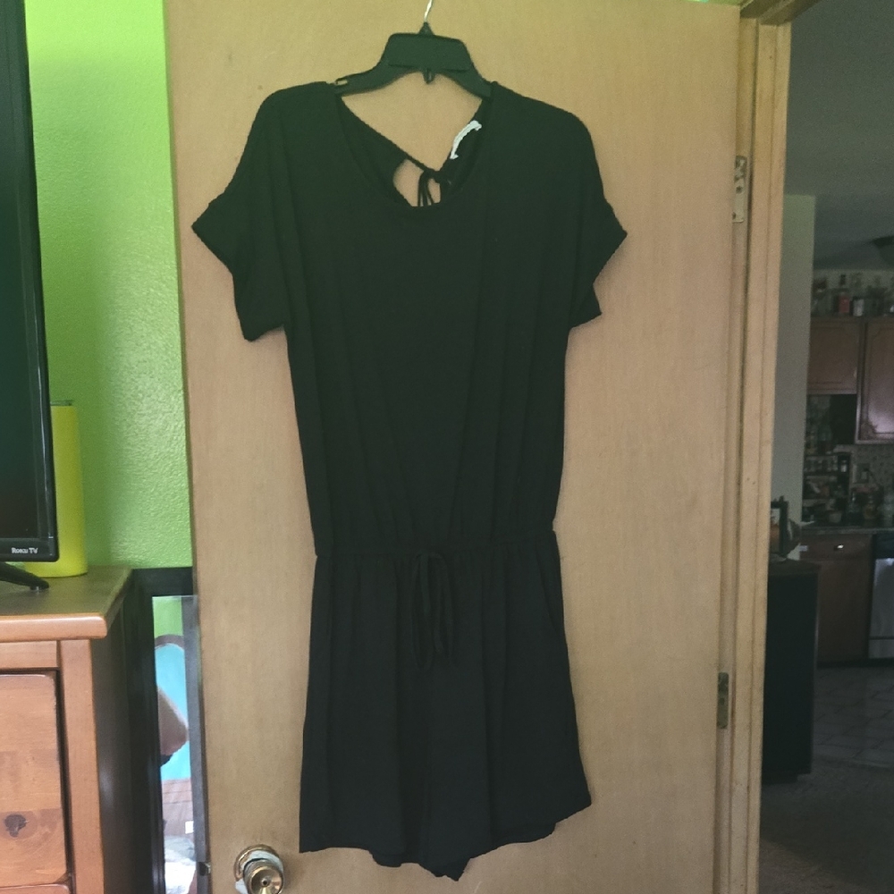 Zenana Outfitters Black Romper Crew Neck Short Sleeve, Key Hole Back Tie